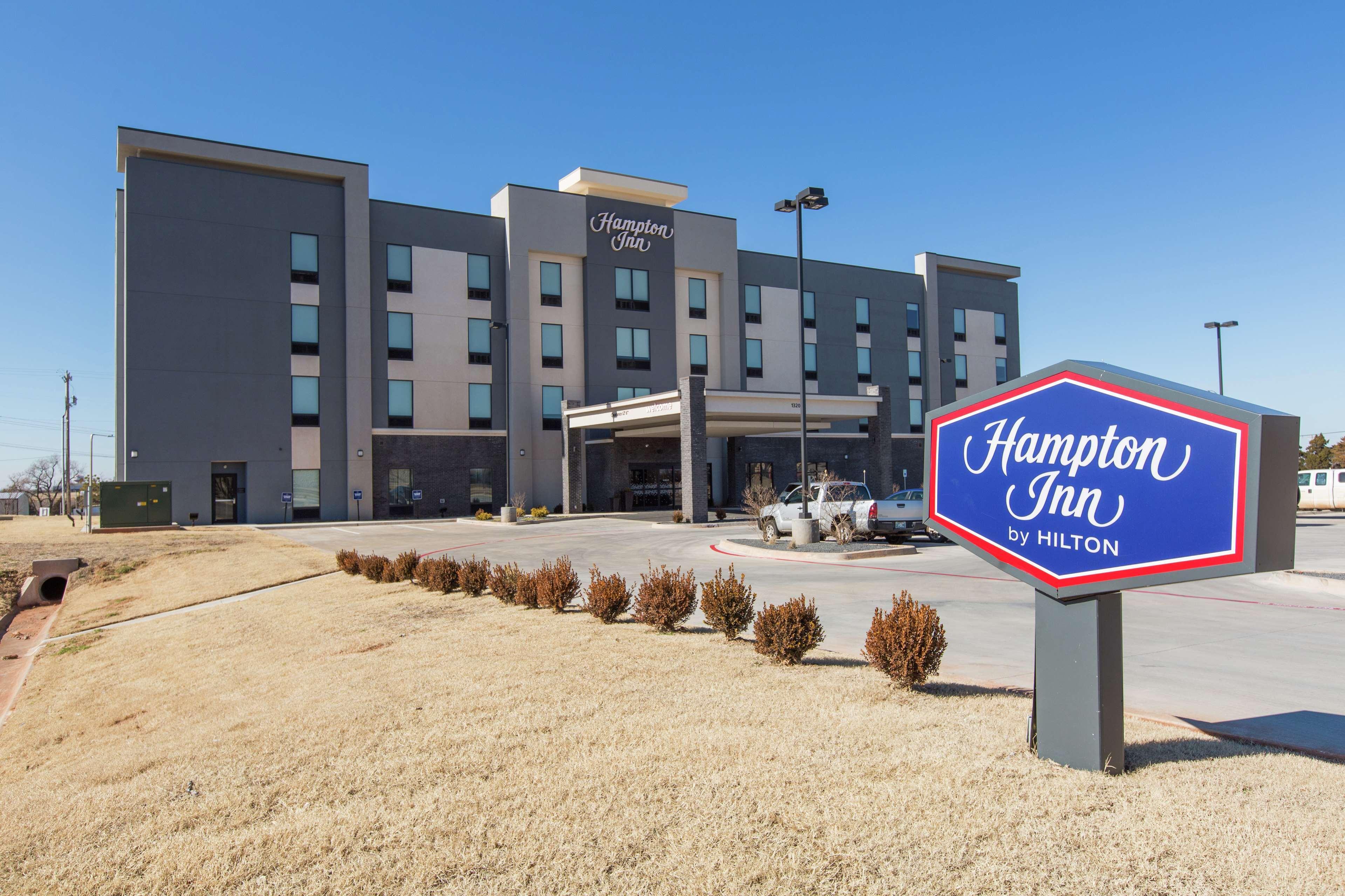 Hampton Inn Mustang Exterior photo